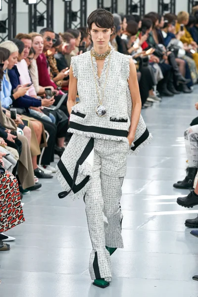 Look 16